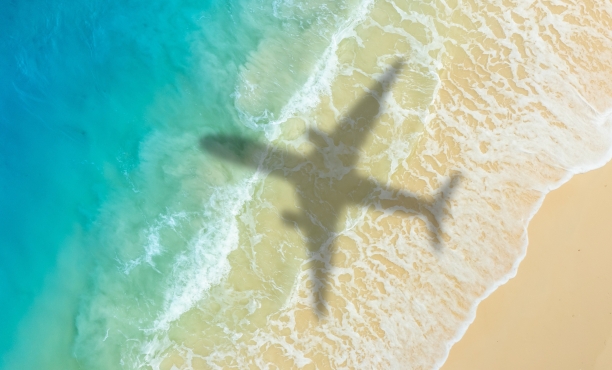 Wie sehr machen sich die Deutschen Sorgen, dass sich ein Iran-Krieg auf ihre Urlaubspläne auswirken könnte? Laut einer aktuellen Umfrage sind nur 15 Prozent sehr besorgt, eine knappe Mehrheit von 57 Prozent sorgt sich hingegen nur wenig oder gar nicht.