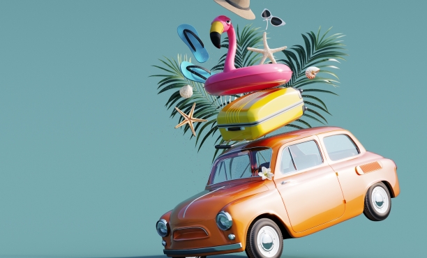 Ein kleines, orangefarbenes Retro-Auto, das unter einer riesigen, bunten Ladung von Urlaubsutensilien wie einem Flamingo-Schwimmreifen, Koffer, Palmenblättern und Wanderbühnen nach vorne kippt. Links im Bild befindet sich die „Ipsos Urlaubstypen-Liste“ mit verschiedenen Reisetypen und passenden Icons.