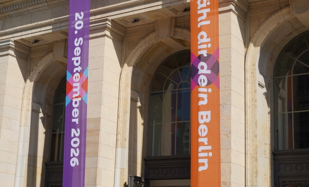 Das Abgeordnetenhaus von Berlin mit Banner zur Wahl am 20. September
