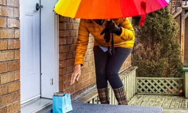 Woman drops off a package | Brands | Coronavirus world | Ipsos