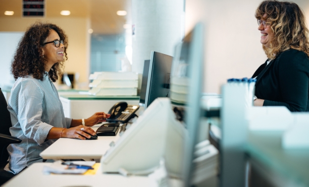 Eine Person die von einer anderen Person in einem Amt beraten wird