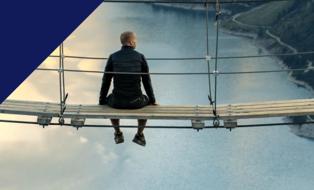 Mężczyzna na kładce na wysokości 