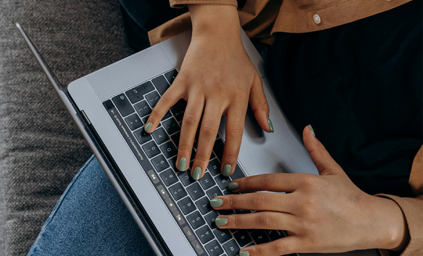 mãos no notebook