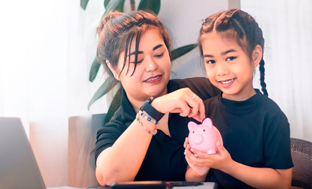 Mulher e criança olhando as finanças