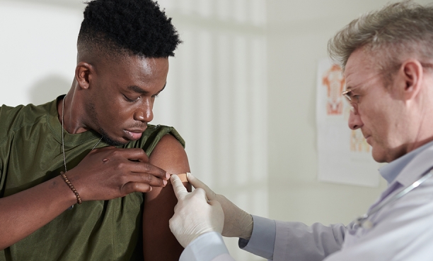 Médico aplicando vacina em homem