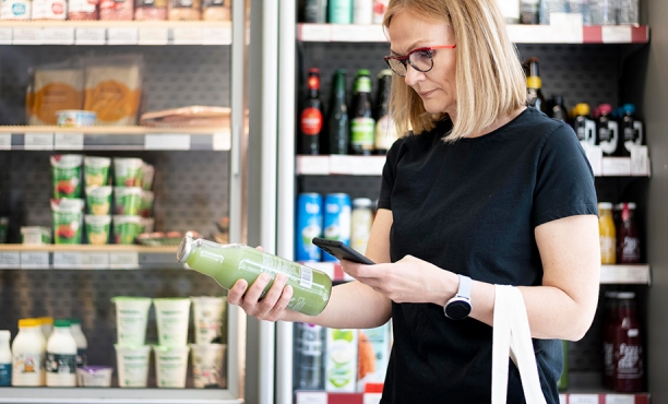 consumidora olhando garrafa