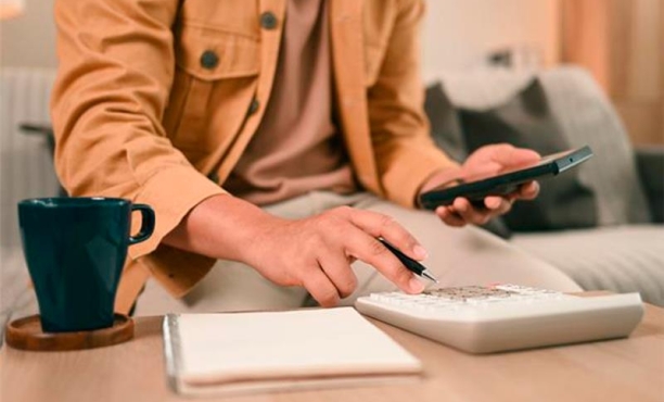 pessoa fazendo contas na calculadora