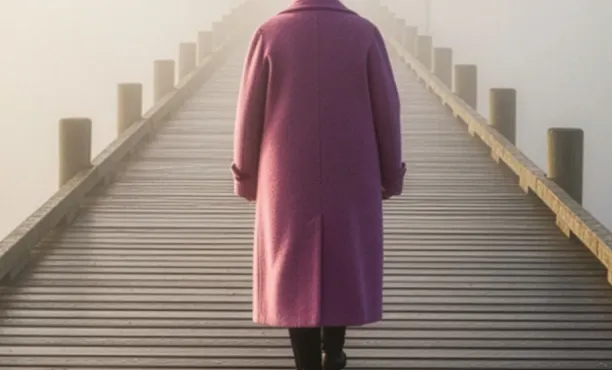 アルツハイマーの女性が歩いている