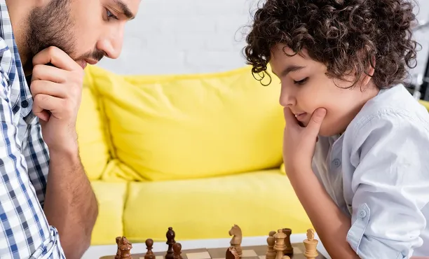A man and a child playing chess | Ipsos