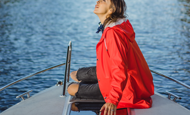 Mulher sentada em um barco