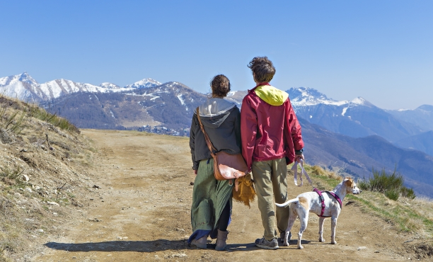 dva lidi se psem v horach