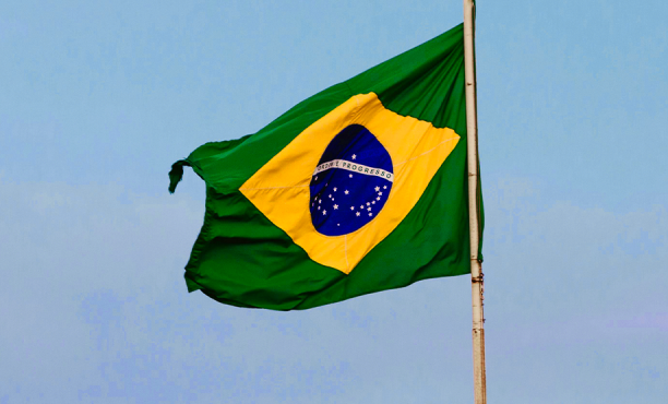 Bandeira do Brasil tremulando