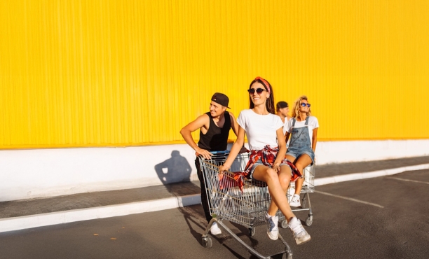 Gruppe mit Einkaufswagen