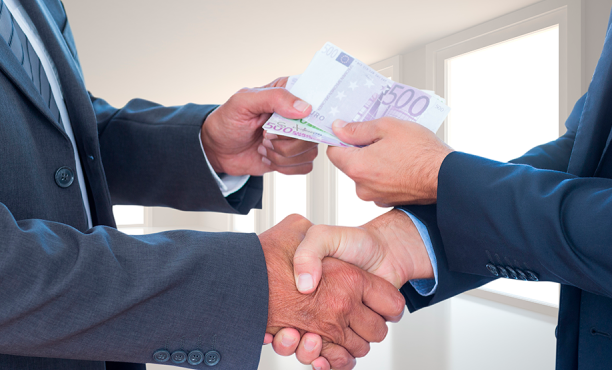 Políticos praticando corrupção