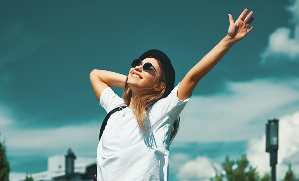 Mulher feliz em um campo 