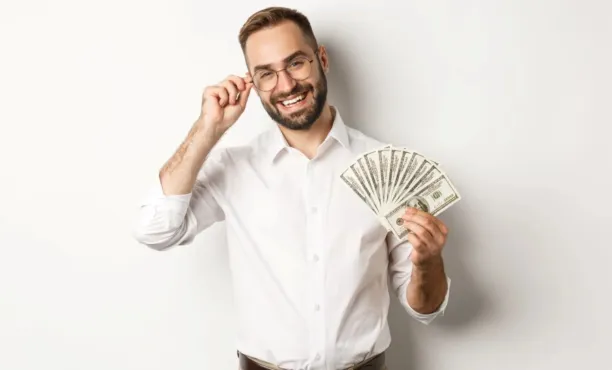 muz s penezi v ruce