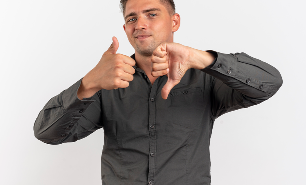 Homem com os polegares para cima e para baixo