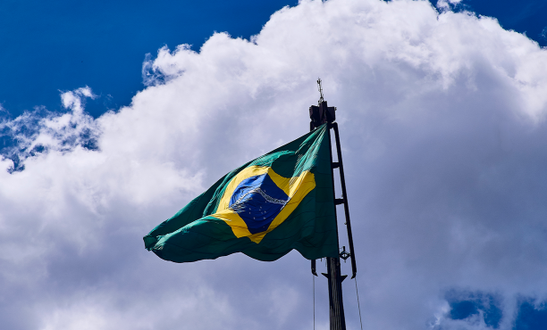 Bandeira do Brasil tremulando