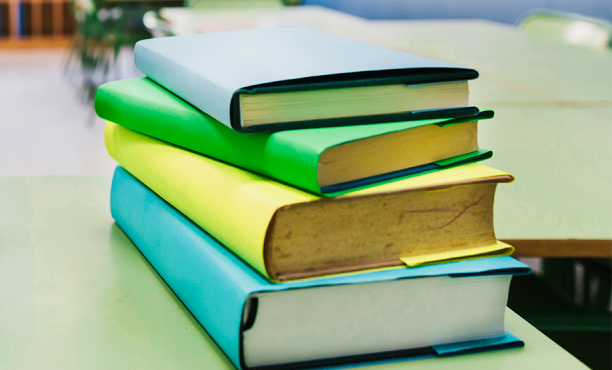 Livros em uma mesa de escola