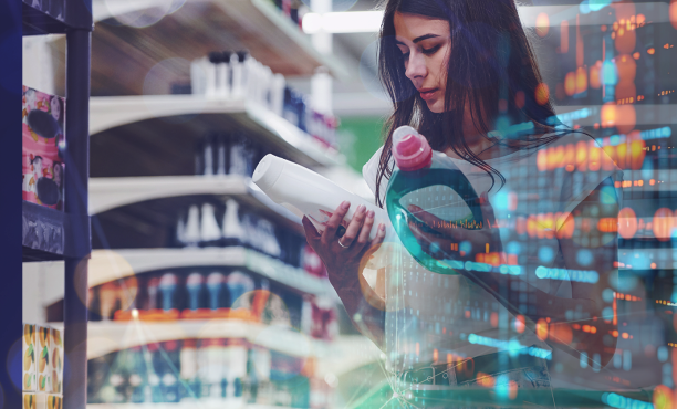 consumidor analisando produtos
