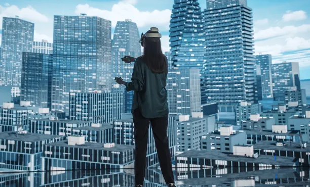 Person mit VR-Brille vor einer virtuellen modernen Stadtlandschaft | Ipsos