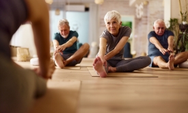 Mujer de mayor edad haciendo ejercicio