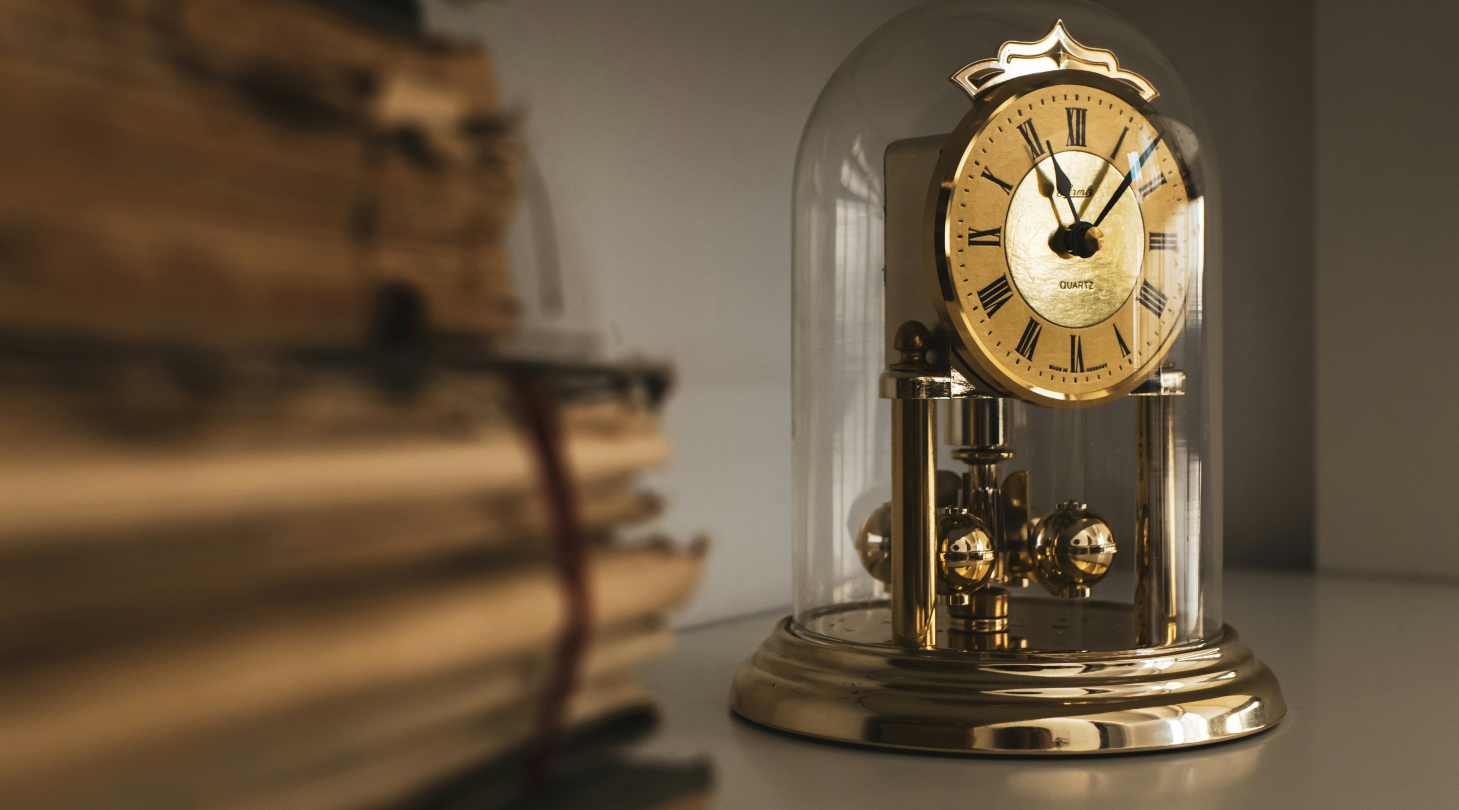 Zegar na stole