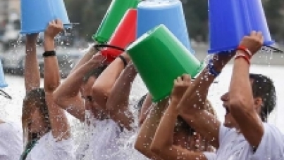 ice bucket crowd