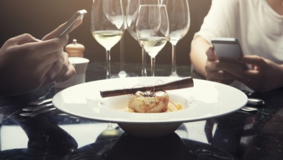 Plus de deux tiers des jeunes Français en couple déclarent utiliser leur téléphone portable en pleine nuit