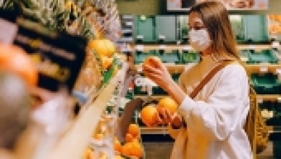 La sociedad está dividida en cuanto a si el aislamiento y las prohibiciones de viajes evitan la propagación de COVID-19