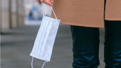 mujer sosteniendo mascarilla