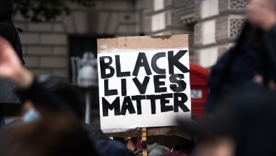 Viac ľudí verí, že máme väčšie problémy ako koronavírus - rasovú neznášanlivosť