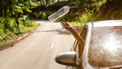 Déchets sur la route des vacances VINCI Autoroutes