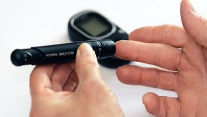 Image of insulin pen pricking finger