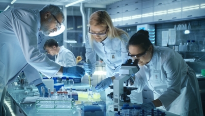 I medici e gli scienziati continuano ad essere le figure professionali ritenute più affidabili, agli ultimi posti politici e ministri