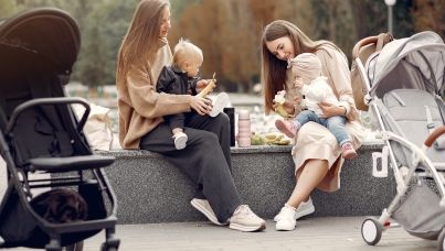 С кем мамы детей до 4-х лет  обсуждают детские товары и услуги 