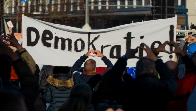 Mehrheit setzt auf Demokratie: Deutsche vertrauen demokratischen Regierungen mehr als Autokratien | Ipsos