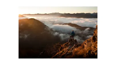 człowiek patrzący w chmury