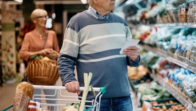 mężczyzna przed półką sklepową