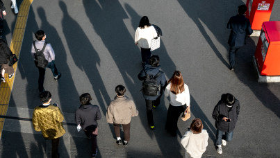 Pessoas Andando na Rua 