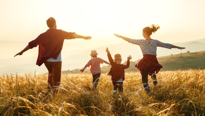 Wie glücklich sind die Deutschen? Laut einer Ipsos-Umfrage zum Weltglückstag bezeichnen sich aktuell 72 Prozent in Deutschland als glücklich – ein Plus von 8 Prozentpunkten gegenüber 2025.