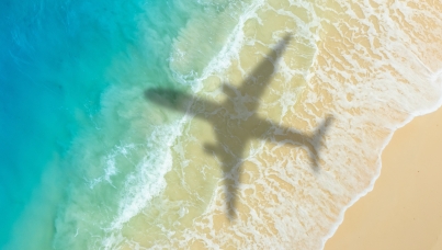 Wie sehr machen sich die Deutschen Sorgen, dass sich ein Iran-Krieg auf ihre Urlaubspläne auswirken könnte? Laut einer aktuellen Umfrage sind nur 15 Prozent sehr besorgt, eine knappe Mehrheit von 57 Prozent sorgt sich hingegen nur wenig oder gar nicht.