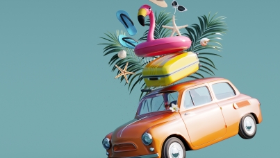 Ein kleines, orangefarbenes Retro-Auto, das unter einer riesigen, bunten Ladung von Urlaubsutensilien wie einem Flamingo-Schwimmreifen, Koffer, Palmenblättern und Wanderbühnen nach vorne kippt. Links im Bild befindet sich die „Ipsos Urlaubstypen-Liste“ mit verschiedenen Reisetypen und passenden Icons.