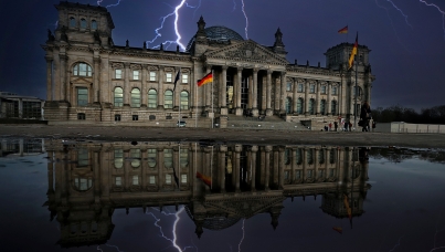 Blitz über dem Reichstagsgebäude in Berlin