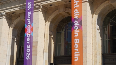 Das Abgeordnetenhaus von Berlin mit Banner zur Wahl am 20. September