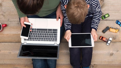 Middle Class Parents Twice as Likely to be Distracted by Working on Smartphones  