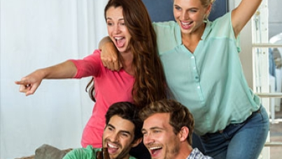 group of friends watching football - Super Bowl | Ipsos