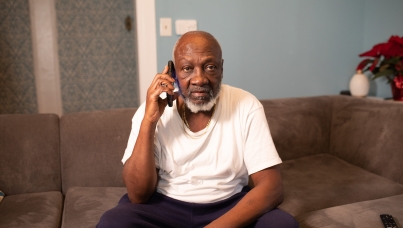 Homen preocupado com as noticias