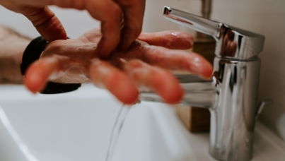 Väčšina Slovákov sa riadi odporúčaniami a preventívne opatrenia vníma pozitívne 