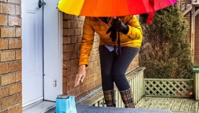 Woman drops off a package | Brands | Coronavirus world | Ipsos